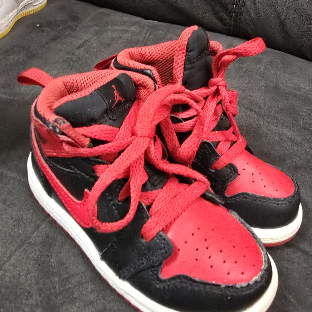 Used Toddler Nike Jordan Red and Black Sneakers Sz 7c